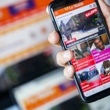 Pour la première fois, les personnes âgées sont plus nombreuses à s'informer via des appareils numériques tels que smartphones, tablettes et ordinateurs que via les supports classiques (photo d'illustration). KEYSTONE/VALENTIN FLAURAUD